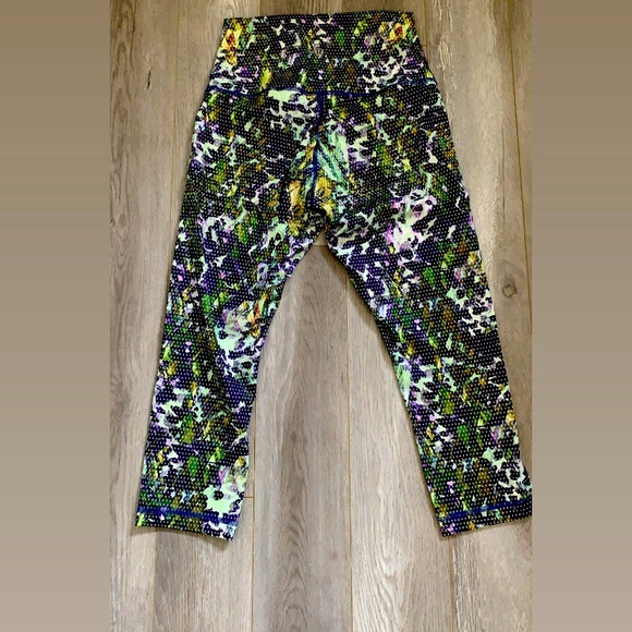 Lululemon size 6 capris - Picture 2 of 3
